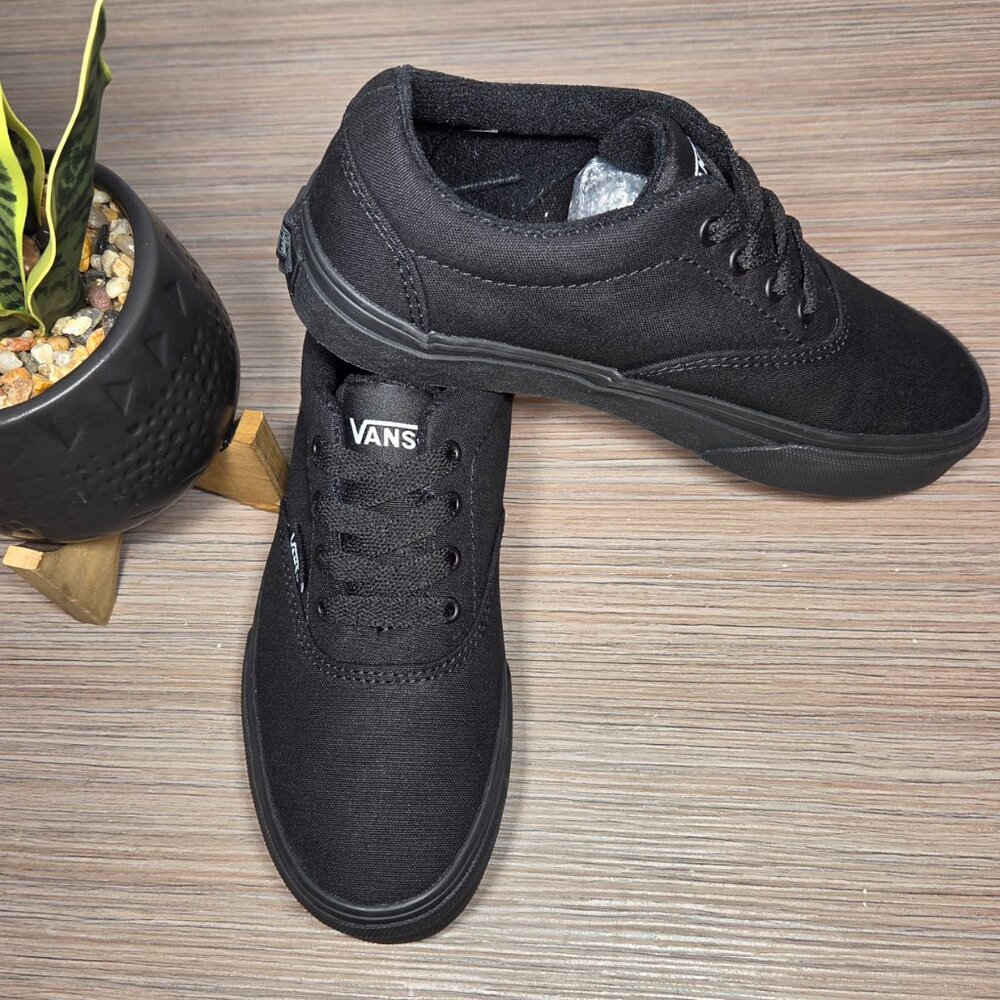 NEW!!! Vans Youth Girls Boys Black Canvas Low‑Top Sneakers – Size 2